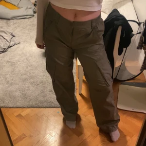 Cargo byxor - Kakhi gröna cargo buxor från hm i strl 38. Jag är 163 och dem ät bra i längden, kanske nån centimeter för långa. Resår i midjan fett nice, lågmidjade ochh du får en killer ass