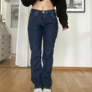 Slutsålda lågmidjade BikBok jeans - Säljer mina lågmidjade bikbok jeans. Är även öppen att byta till strl 28/30. Knappt använda i bra skick😁