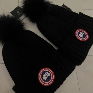 Canada goose mössa  - Jag har även 2 svarta canada goose mössor😊obs!  Pälsbollarna är inte äkta 