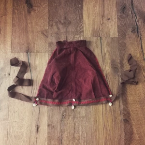 Knyttopp - Vinröd ribbad bomullssammet, broderad, snäckor och träpärlor 🦎