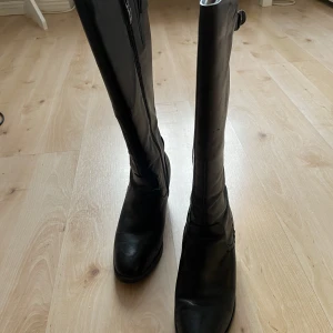 Boots/klackar  - Så snygga retro stövlar. Min farmors gamla, hon har hållt dem i suveränt skick👢