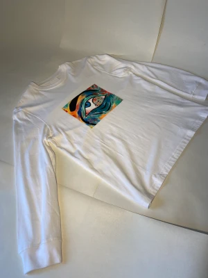 Handmålad tröja av Aleksio Feli - Handlad långarmad t-shirt i storlek M, 1/1 exemplar från Aleksio Feli