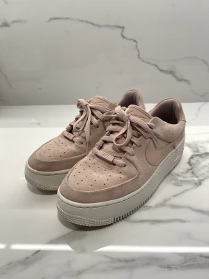 NIKE air force 1 Sage  - Säljer ett par Nike air force 1 färgen beige/ljusrosa.   Endast använda ett par gånger 😄 storlek 38.5  Nypris 1300 kr  Hämtas i Lund eller skickas om köparen står för frakten 😄