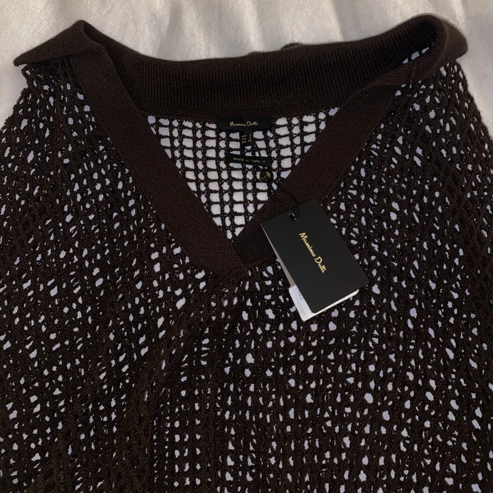 Stickad tröja med trekvartsärm från Massimo Dutti, mörkbrun, aldrig använd med prislapp kvar🫶🏽. Stickat.
