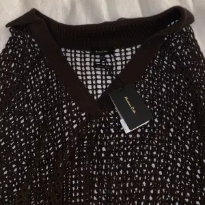 Stickad tröja med trekvartsärm från Massimo Dutti, mörkbrun, aldrig använd med prislapp kvar🫶🏽