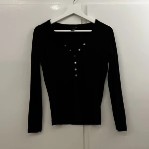 Svart tröja - Svart tröja med knappar (swish)