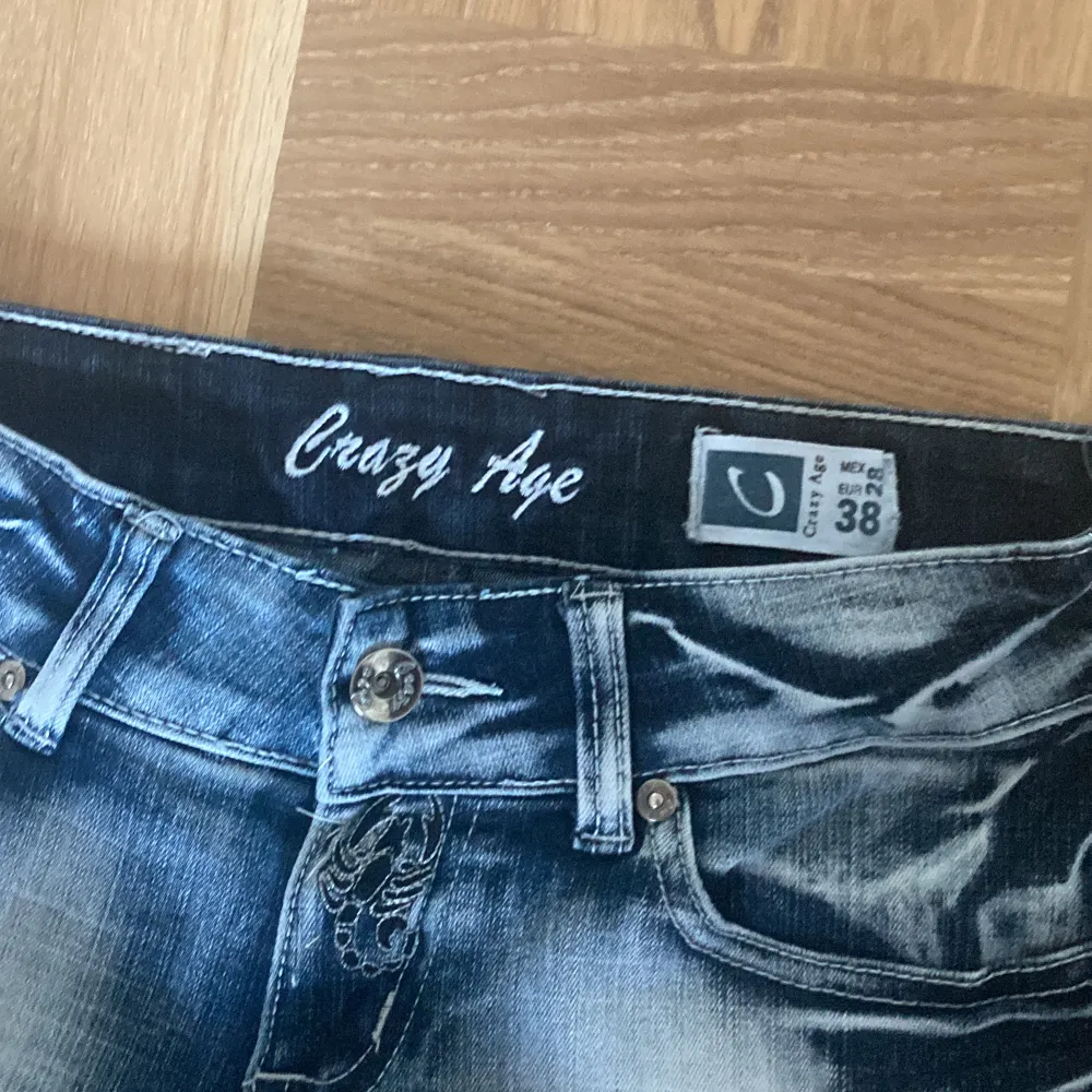 Hej säljer mina crazy age jeans då dem  är för små. Skulle säga att det passar någon med 34-36. Midjemåttet är 76 kom privat för fler bilder💗 rhinestones har fallit av säljer dem billigare därför köp direkt för 350, samt byter mot andra plagg💗. Jeans & Byxor.