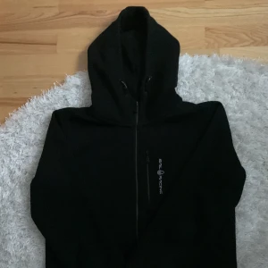 Sail racing zip tröja - Sail racing zip hoodie, stl M men passar även mig som har xs normalt. Jätte fin, inte nopprig och inga skador eller fläckar. Säljer för 550 men går att pruta sålänge det inte är fler som är intresserade. 🫶🏻🫶🏻