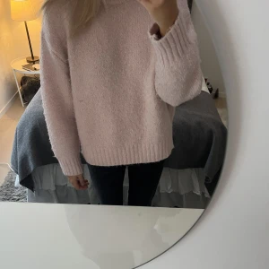 Stickad tröja - Såå cool tuffsad, stickad tröja! Så fin färg och lite bredare passform💖💖