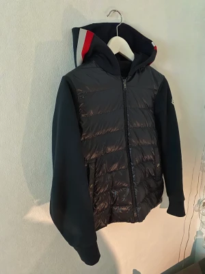 Moncler cardigan  - Tja säljer min moncler cardigan storlek 14y passar runt 170! Självklart äkta och är i nyskick