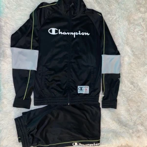 Champion Tracksuit - Köptes för ungefär 1 o halvt år sen. Använt sällan. I god skick.