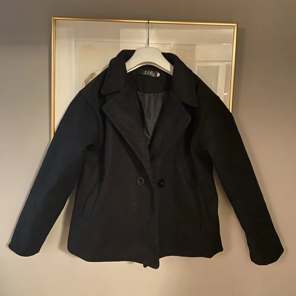Säljer denna svarta korta kappa. Köpte den här på plick. . Jackor.