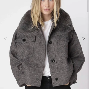 Meotine  - Säljer denna meotine jackan i bra skick förutom att en knapp på ärmen har åkt av (man kan sätta ditt en) men de är inget som märks! Byter gärna mot en annan färg 