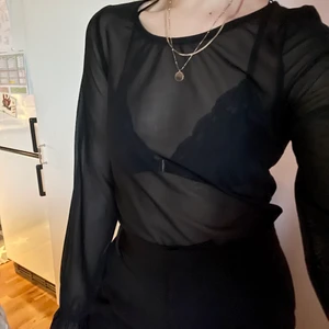 Svart meshtopp - Svart meshtopp med detaljer i ärmarna. Storlek XS men sitter bra på mig som vanligtvis brukar ha S. Så fin till kostymbyxor, skinnbyxor eller en kort kjol! 🤍 Använt skick men hittar ingenting att anmärka på. 