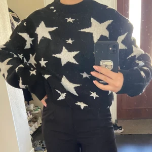 Stickad tröja  - Säljer denna stickade tröja med stjärnor på, kommer inte till användning, köparen står för frakt:) 