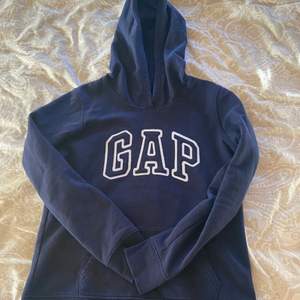 Mörkblå GAP hoodie som jag köpt på plick men aldrig använt då den är för liten:( kontakta mig för mer info eller bilder❤️ köparen står för frakten