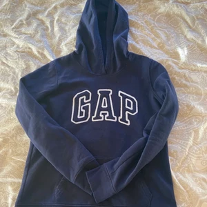 Hoodie - Mörkblå GAP hoodie som jag köpt på plick men aldrig använt då den är för liten:( kontakta mig för mer info eller bilder❤️ köparen står för frakten