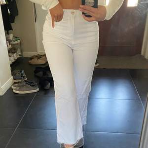 Säljer dessa lite kortare vita jeans från zara! Komme inte till användning längre, köparen står för förakt:) 