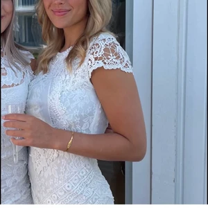 Vit spetsklänning - (Lånad bild) köpte denna på Plick men kände att den inte riktigt passade mig. Såå fin till student till exempel. Öppen i ryggen. Hon köpte den för 999 på drylake