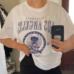 T-shirt  - T-shirt med tryck, köparen står för frakt:) 