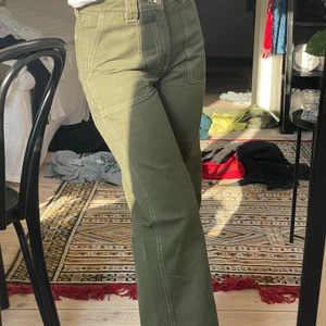 Cargopants - Gröna cargo byxor från monki! Modell där längden slutar vid ankeln ungefär! Felfritt skick!