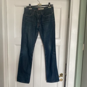 511 slim  Levis jeans - Låg/medel midja, köpta second hand, aldrig använda, fint skick! Passar på någon med 24/25/26/27, och är 155-168 ish lång❤️