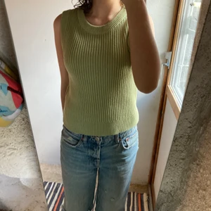 Väst - Super fin vårig väst från monki, grön ribbad väst från monki🌸 Förgen är pastellgrön och passa perfekt till ett par blåa jeans eller en fin kjol, Säljer för att den inte kom till användning! Kan mötas upp😋