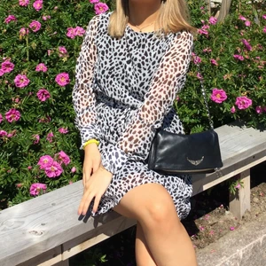 Klänning från nakd  - Klänning från nakd med knytning i midjan. Bra skick!