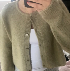 Zara kofta - Säljer min jättefina gröna kofta från zara då den inte kommer till användning längre. Storlek S men skulle säga att den passar M- XS. Köpte för 299 säljer för 179💚💚