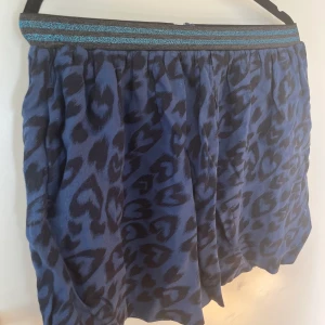 Stella McCartney kjol med snyggt mönster - Super söt och snygg minikjol från Stella McCartney! Snygga detaljer och Perfekt för sommaren. Storleken passar på mig som har s i vanliga fall.