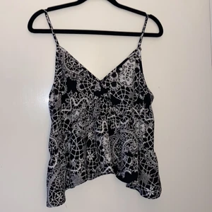 LINNE - Jättegulligt linne med peplum, storlek M, banden är justerbara, 50kr + frakt