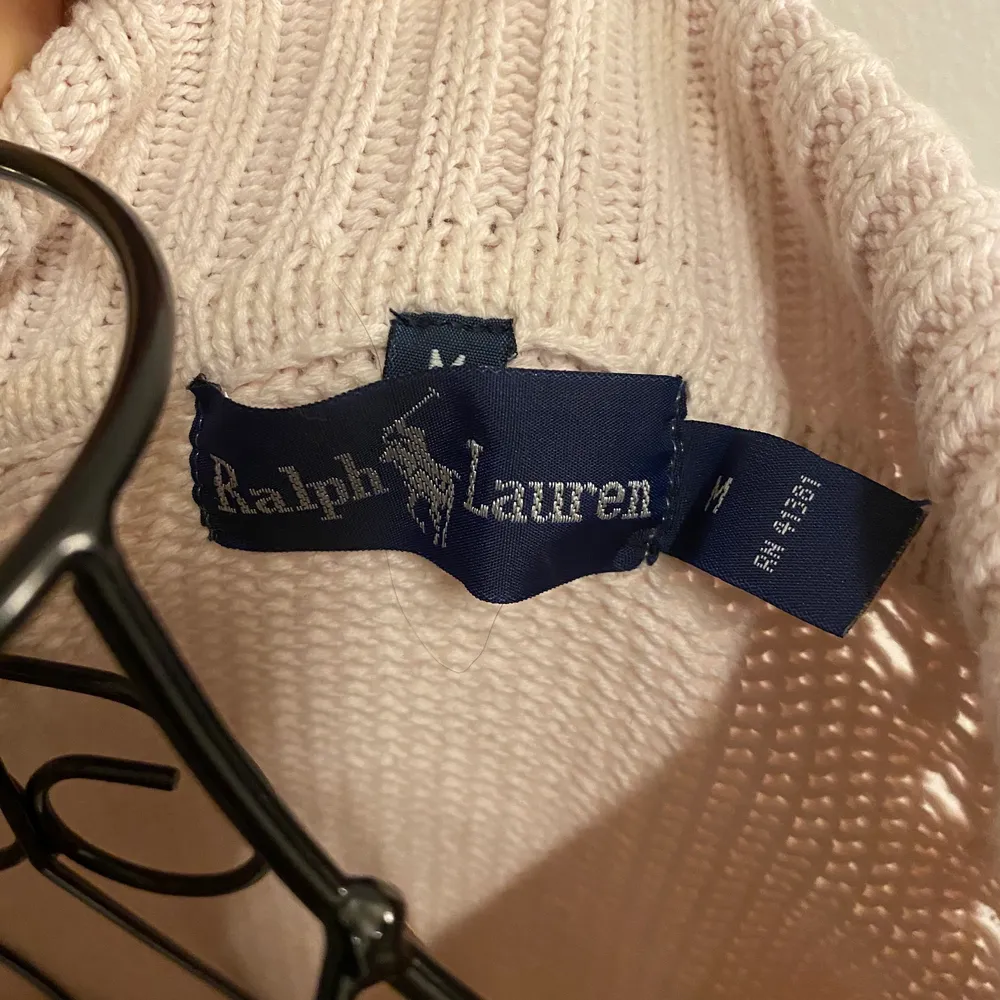 PRISET ÄT 349kr!!! Säljer min fina Ralph Lauren stickade tröja då jag inte använder den! Nypris 649kr. Inga synliga defekter. Storleken på tröjan står spm M men skulle mer säga XS-M. . Stickat.