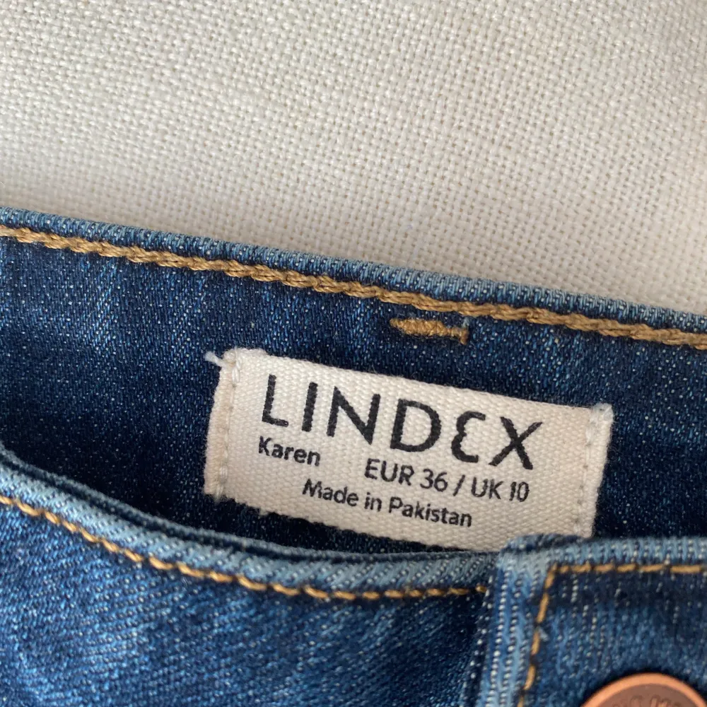 Lågmidjade jeans i strl 36 från Lindex. Supersnygga men kommer tycörr inte till använding, endast använda en gång. Dom är ganska små i storleken så skulle säga att dom passar en 34. . Jeans & Byxor.