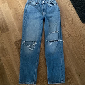 Gina tricot jeans  - Säljes dessa slut sålda jeans från gina tricot med hål i knäna. Stl 36. Använt två gånger så de är i helt nyskick. Nypris 599kr och för fler bilder eller information skriv! <3 