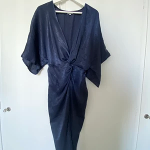 Blå Siden Klänning Bubbleroom - Fin mörkblå sidenklänning från Bubbleroom