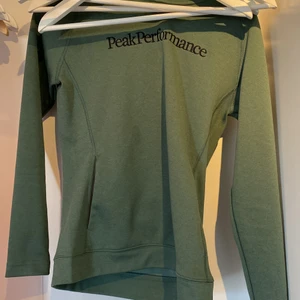 Peakpeformance tröja -  En liten fläck (inte jätte synlig men syns på bild nmr 2)som kanske går bort med något rengöringsmedel❤️ annars jättefint skick! Bara att höra av er å kolla min sida då jag säljer en massa saker!