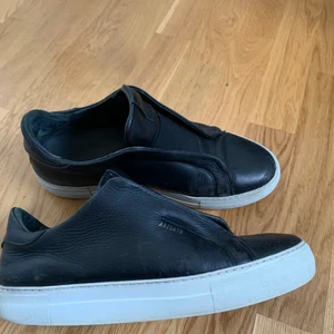 Arigato laceless - Tja! Säljer nu dessa Arigato skor då jag behöver pengar. Använda några månader och smått slitna under sulan vid hälen men i övrigt i bra skick! Skriv privat vid frågor eller fler bilder 