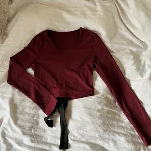 Helt ny vinröd/lila träningstopp strl S - Helt ny, vinröd / lila aktig träningströja i storlek S. Med öppning och rosettknytning i ryggen. Frakt 52kr🥰