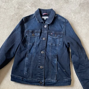 Tommy hilfiger jeans jacka  - En oanvänd Tommy hilfiger jeans jacka storlek 152