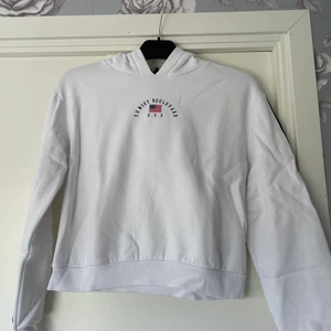 Croppad hoodie - En vit croppad hoddie i bra kvalitet och inte använd särskilt ofta. I strl S. 