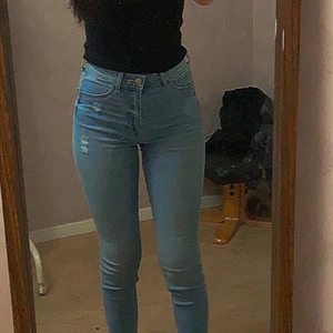 H&M - Köpt dem från H&M säljer dem på grund ingen användning och inte riktigt min stil längre finns inga skada på jeansen 