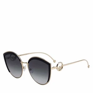 Fendi sol Glasögon - Säljer nu dessa superfina Fendi solglasögon som är slutsålda och sälja inte längre. Kom till använding 1-2 gånger! Säljer för 2300kr inkl frakt och allt annat. Äkta! För fler frågor kontakta Dm! Skickas med spårbar frakt :) ❤️ Orginala priset - runt 3,2