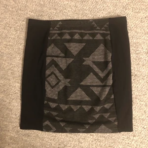 Tajt kjol - Läs bio! Söt men på gränsen till för liten på mig. Kan absolut användas som topp också. ⭐️⭐️Svart runt hela men lite mönster där framme. Skulle säga XXS