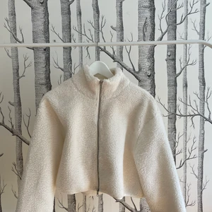 Croppad jacka från NAKD  - Croppad lurvig jacka/overshirt med dragkedja från NA-KD. Storlek S. Använd ca 2 gånger och är i bra skick. 