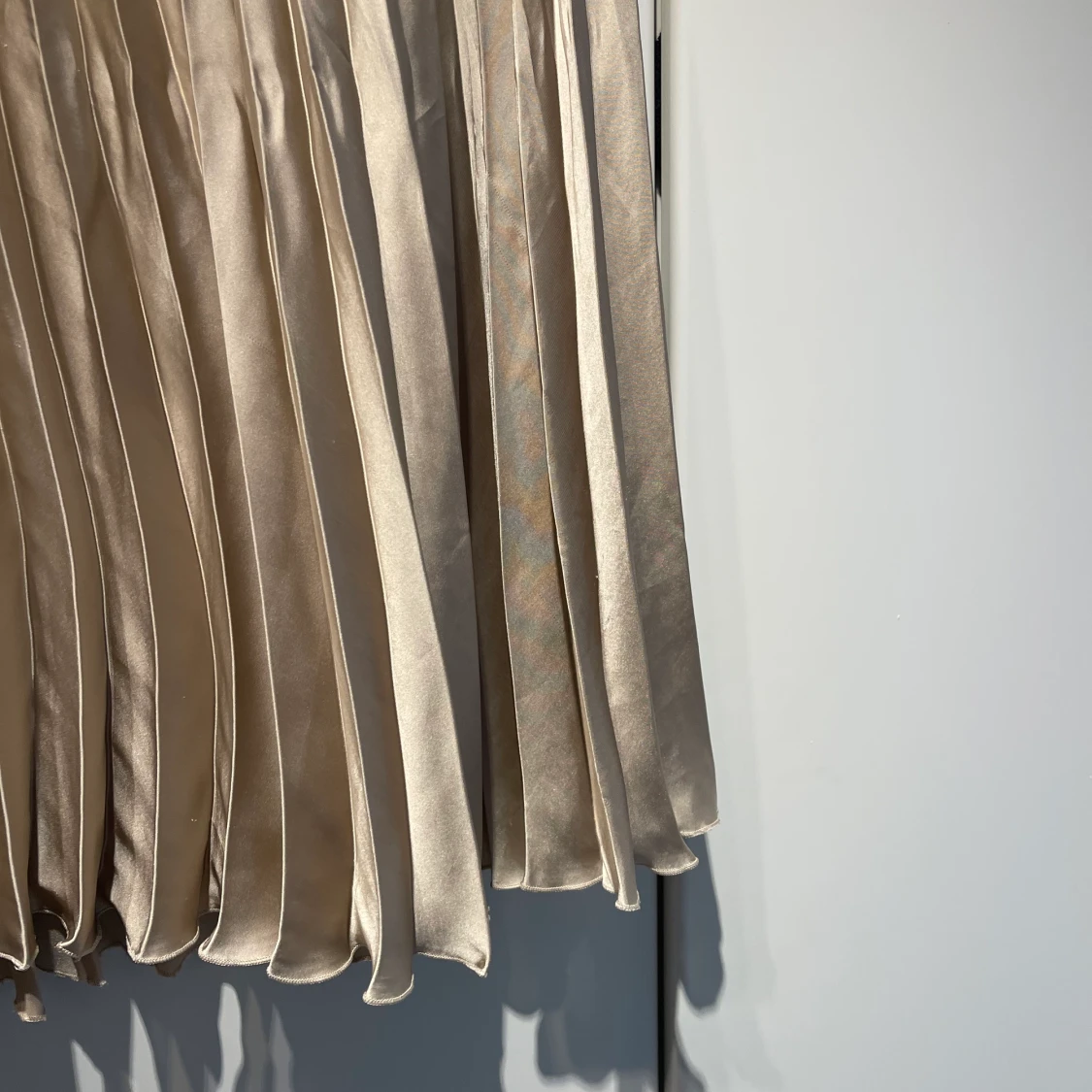 Champagnefärgad plisserad midikjol - 91