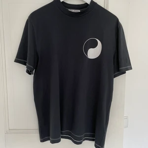 Our Legacy Work Shop T-shirt - Our legacy Work Shop T-shirt. Knappt använd. Köparen står för frakten.