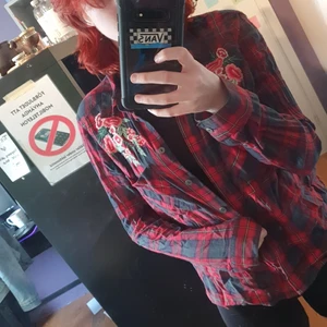 Flanell med broderi - Röd/blå flanell med blommor, ena axeln har ett hål