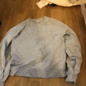 Grå sweatshirt - En grå sweatshirt ifrån lager 157, st s