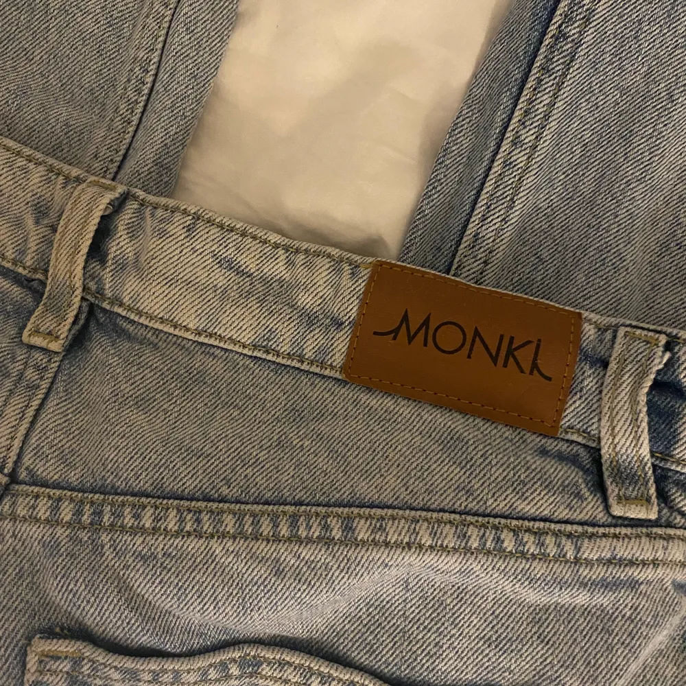 De är utsvängda/straight vid benen . Jeans & Byxor.