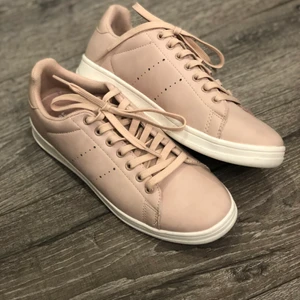 Rosa sneakers  - Ett par helt oanvända rosa sneakers💗Storlek 38💗